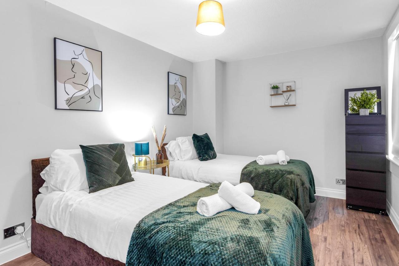Modern & Spacious 2 Bedroom House - Free Parking - Front & Back Garden - Private Main Door Entrance Apartment *