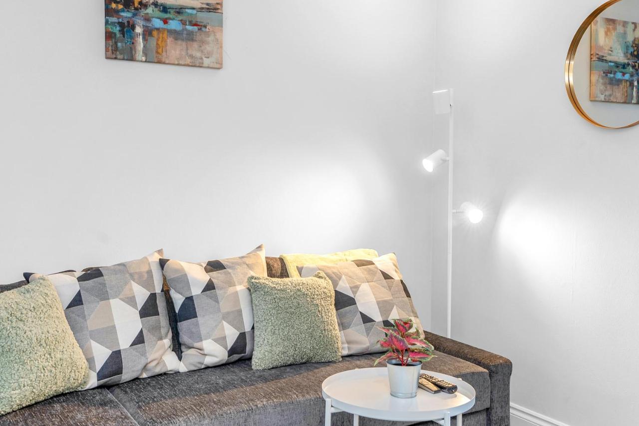 Modern & Spacious 2 Bedroom House - Free Parking - Front & Back Garden - Private Main Door Entrance Apartment *
