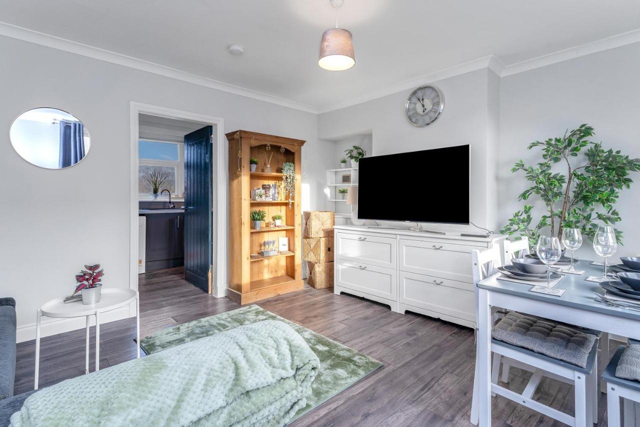 Apartment Modern & Spacious 2 Bedroom House - Free Parking - Front & Back Garden - Private Main Door Entrance *