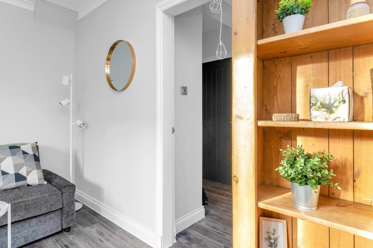 Modern & Spacious 2 Bedroom House - Free Parking - Front & Back Garden - Private Main Door Entrance Apartment