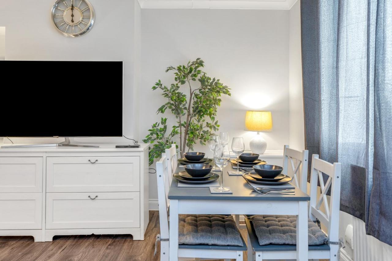 Modern & Spacious 2 Bedroom House - Free Parking - Front & Back Garden - Private Main Door Entrance