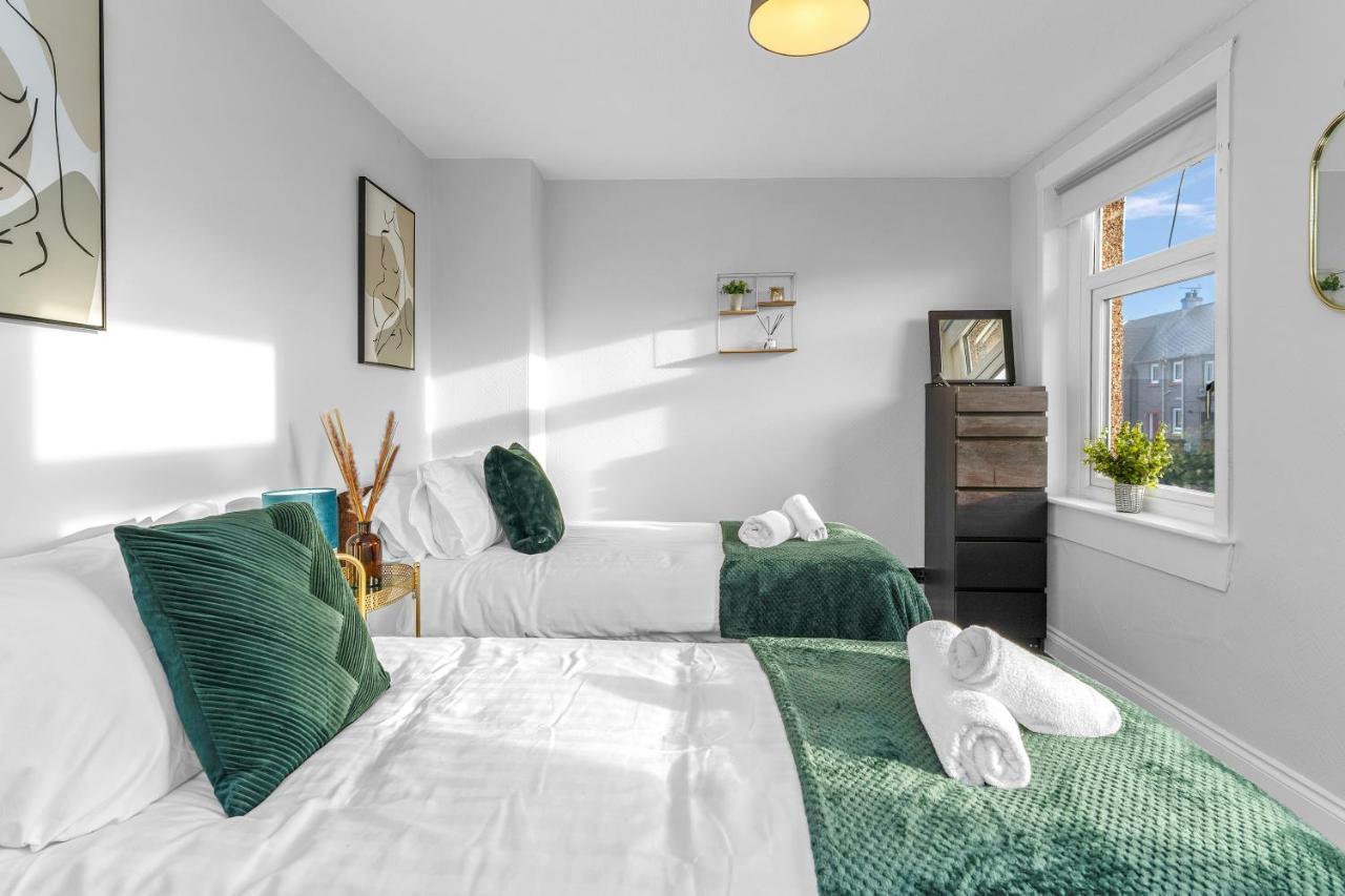 Apartment Modern & Spacious 2 Bedroom House - Free Parking - Front & Back Garden - Private Main Door Entrance *