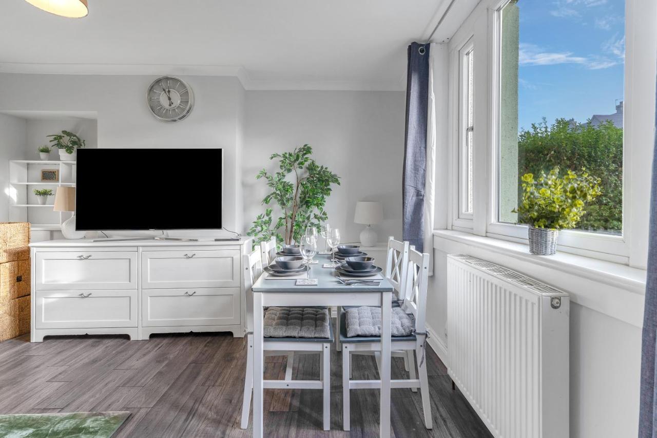 Modern & Spacious 2 Bedroom House - Free Parking - Front & Back Garden - Private Main Door Entrance * Edinburgh