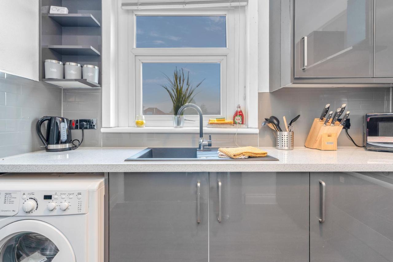 Modern & Spacious 2 Bedroom House - Free Parking - Front & Back Garden - Private Main Door Entrance Edinburgh