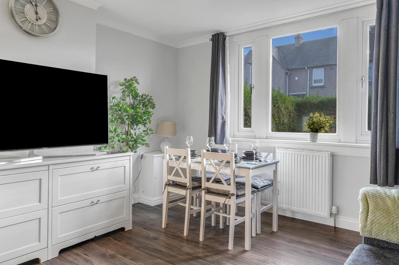 Modern & Spacious 2 Bedroom House - Free Parking - Front & Back Garden - Private Main Door Entrance