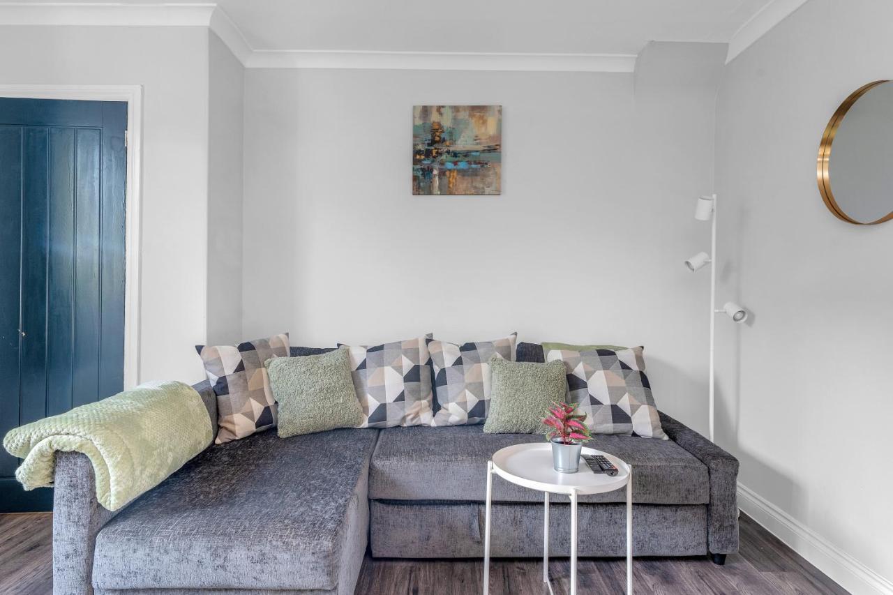 Modern & Spacious 2 Bedroom House - Free Parking - Front & Back Garden - Private Main Door Entrance Apartment