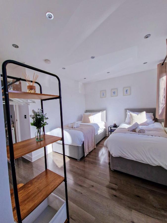 Spacious & Modern 3 Bedroom House - Free Parking - Front & Back Garden - Private Main Door Entrance Appartement *