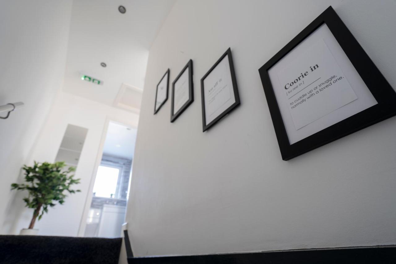 Spacious & Modern 3 Bedroom House - Free Parking - Front & Back Garden - Private Main Door Entrance Appartement