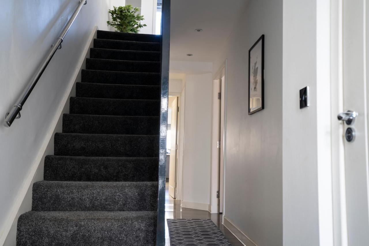 Spacious & Modern 3 Bedroom House - Free Parking - Front & Back Garden - Private Main Door Entrance Appartement Édimbourg