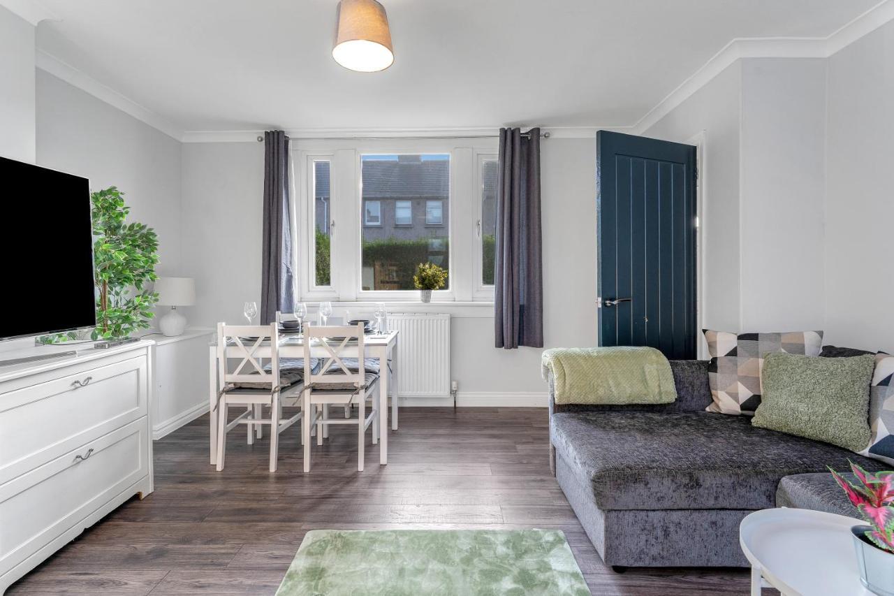 Modern & Spacious 2 Bedroom House - Free Parking - Front & Back Garden - Private Main Door Entrance *