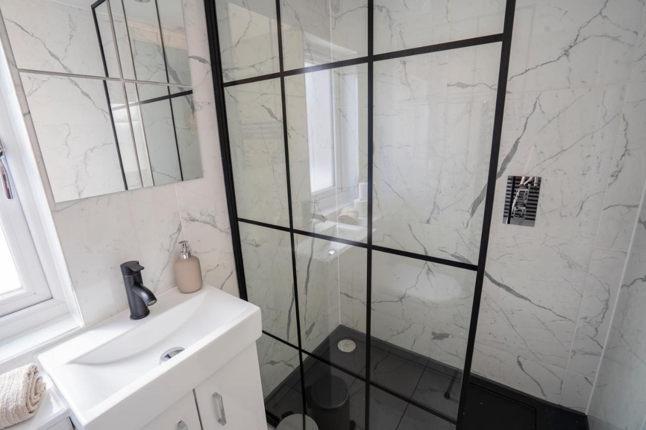 Spacious & Modern 3 Bedroom House - Free Parking - Front & Back Garden - Private Main Door Entrance *