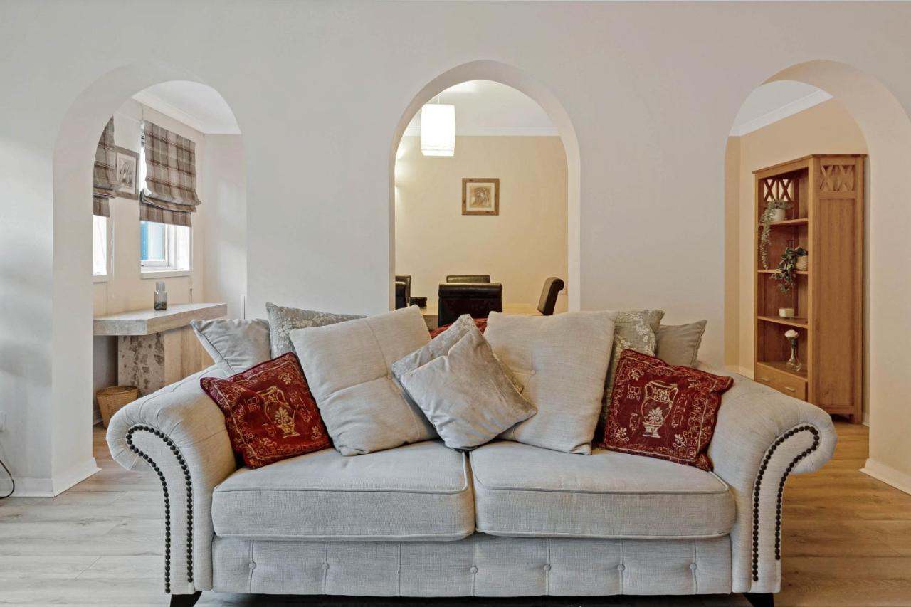 Apartment Elegant & Unique Getaway - Spacious 3 Bedroom, 2 Bathroom Centre - Free Allocated Parking. *