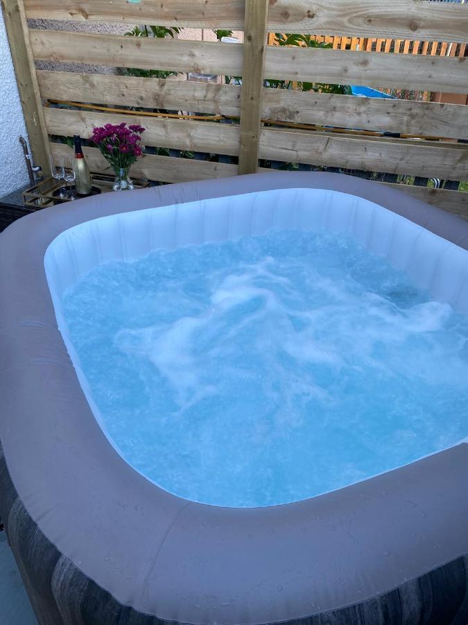 Lovely 3 Bed With Jacuzzi, Close To Airport, Driveway, Wifi Edinburgh