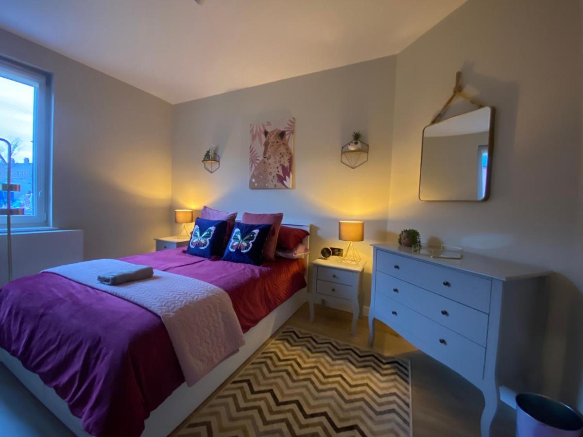 Lovely 3 Bed With Jacuzzi, Close To Airport, Driveway, Wifi * Edinburgh