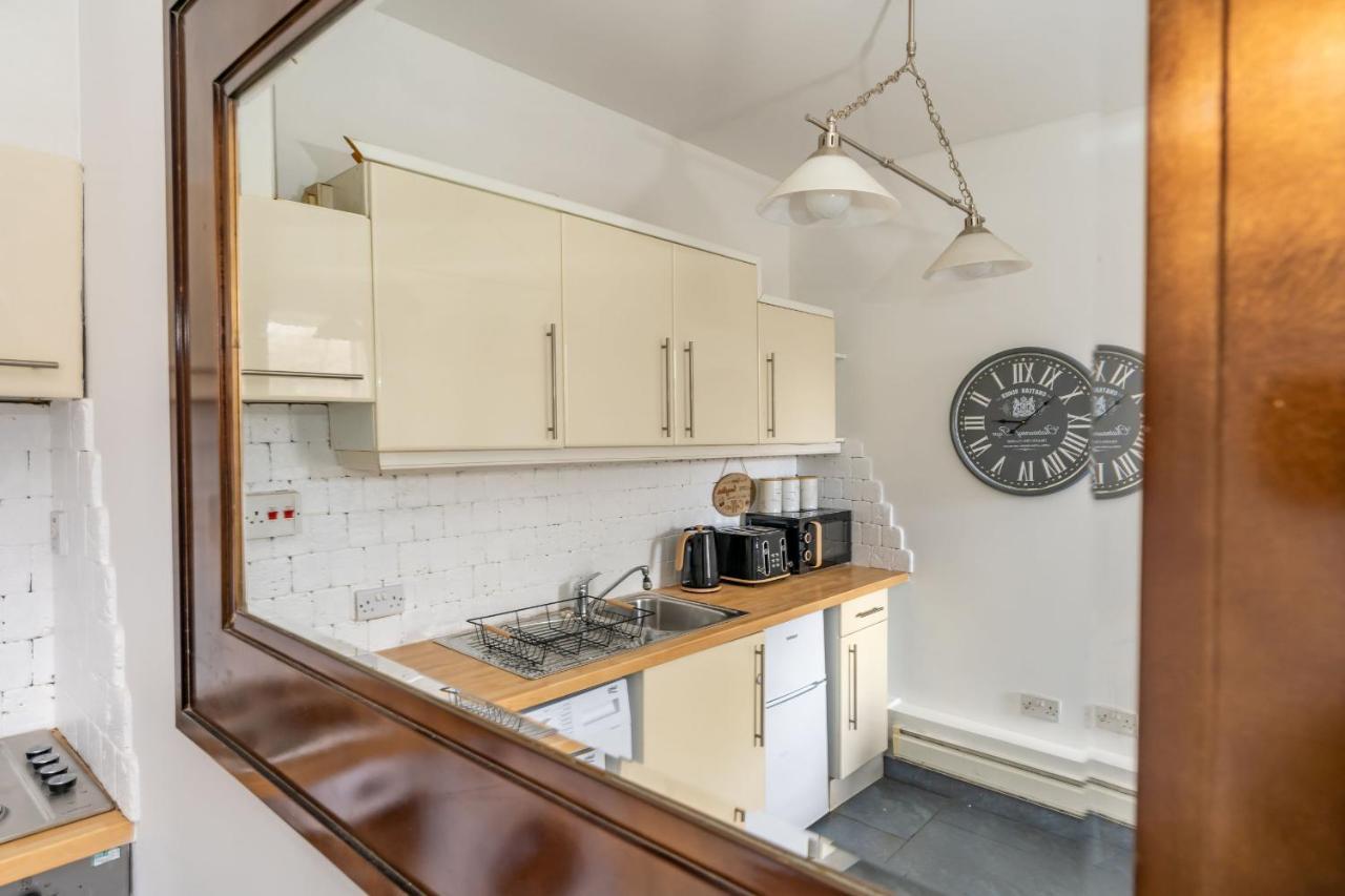 Charming 1 Bedroom - Apartment *