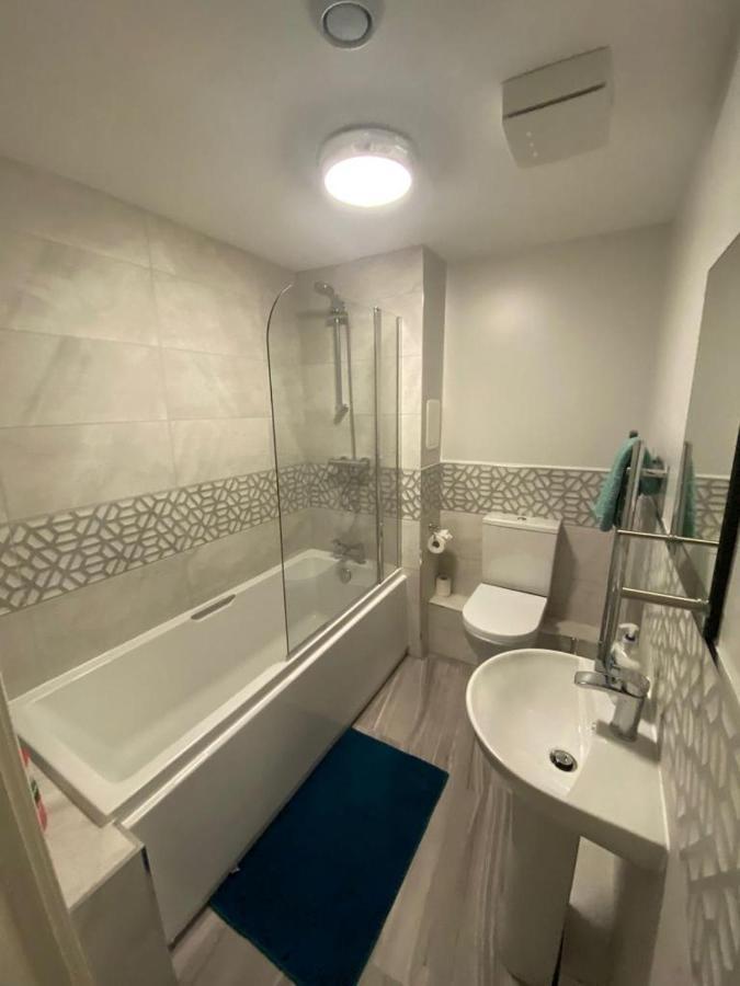 Fabulous 3 Bedroom Flat Apartment *