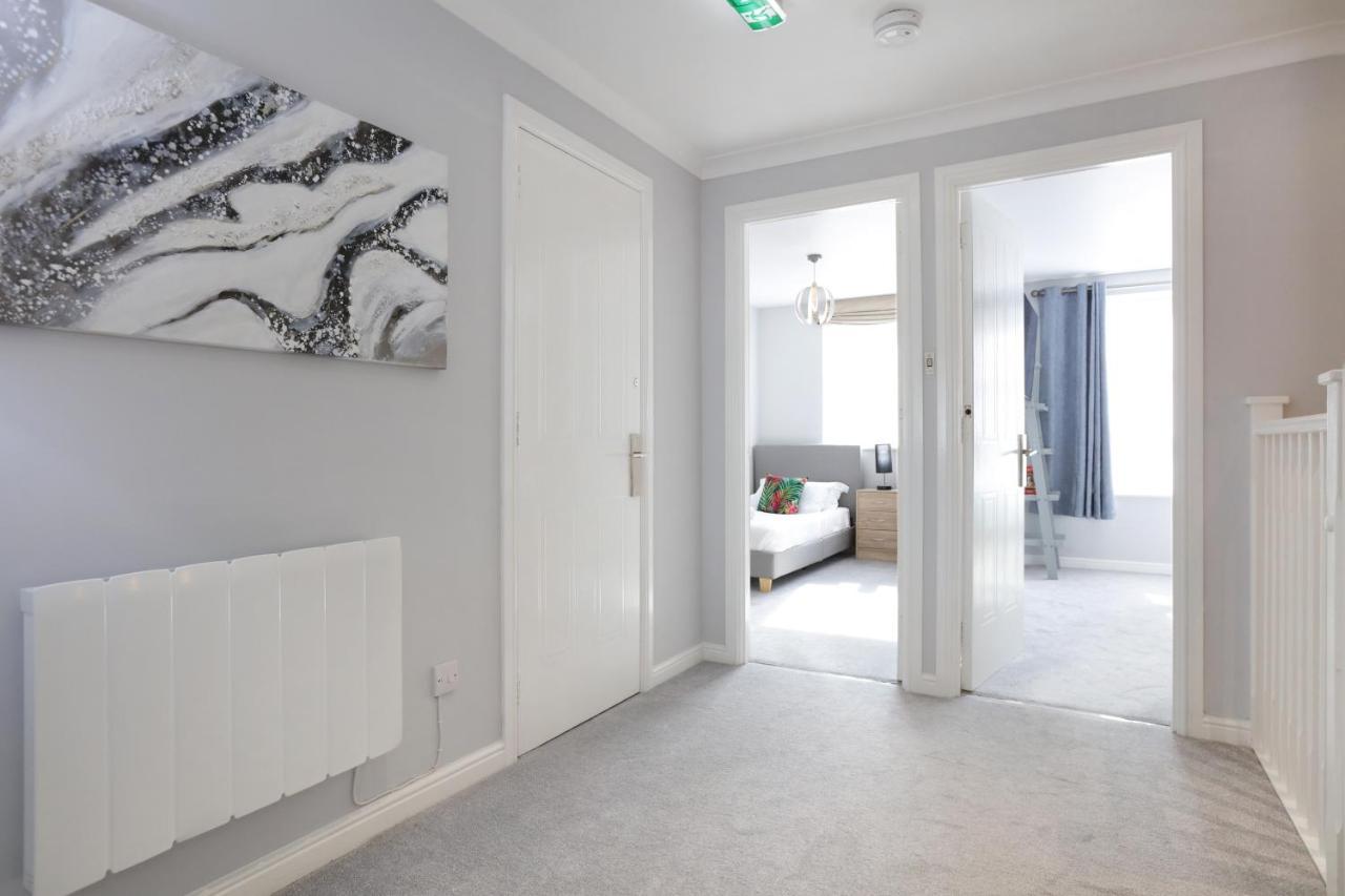 Spacious 4br Centre W/ Free Parking Apartment *