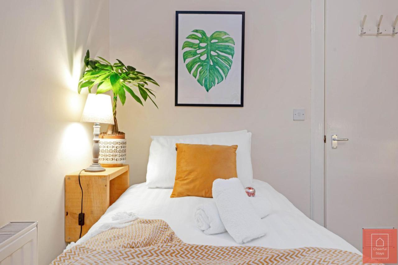 Cheerful Stays: Spacious Flat In Vibrant Leith Apartment