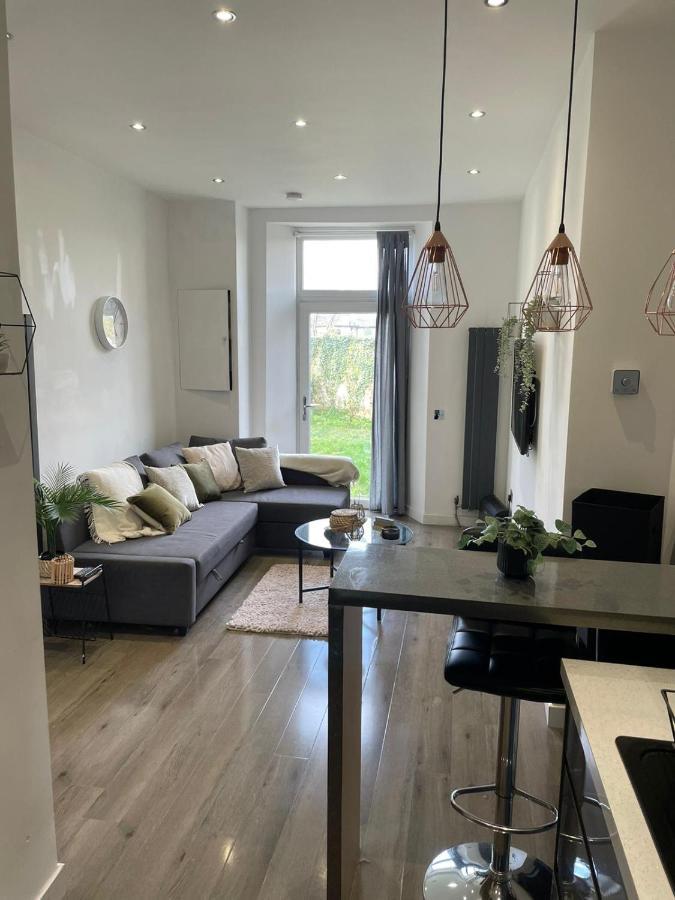 Apartment Stylish & Comfortable Ground Floor House - Main Door Private Entrance - Free Parking & Garden