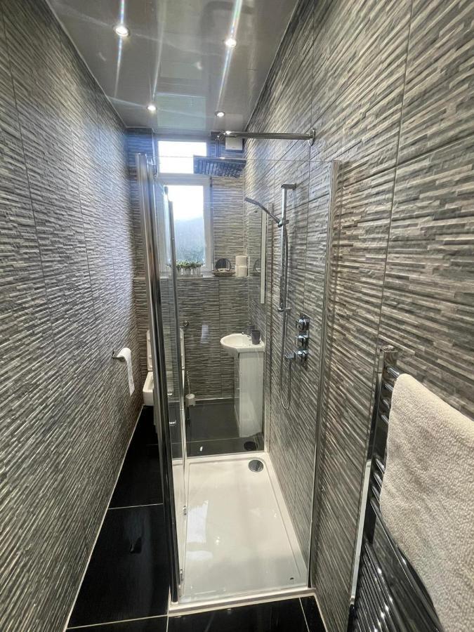 Stylish & Comfortable Ground Floor House - Main Door Private Entrance - Free Parking & Garden * EDI