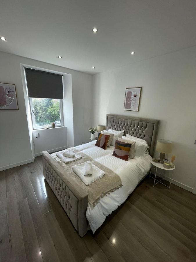Stylish & Comfortable Ground Floor House - Main Door Private Entrance - Free Parking & Garden Apartment *
