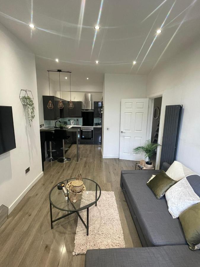 Apartment Stylish & Comfortable Ground Floor House - Main Door Private Entrance - Free Parking & Garden