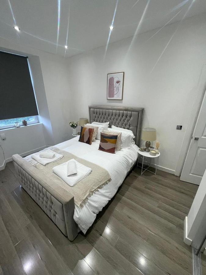 Stylish & Comfortable Ground Floor House - Main Door Private Entrance - Free Parking & Garden Apartment