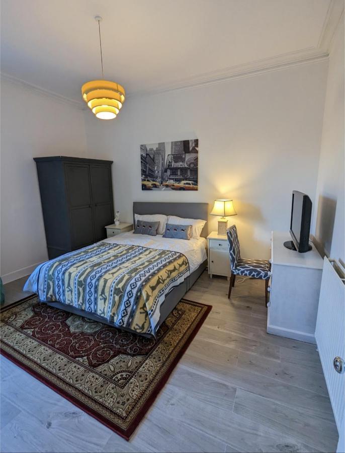 Bright Close To City Centre Homestay
