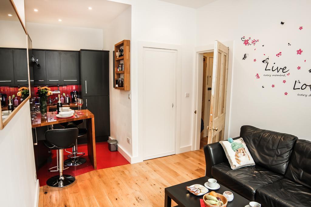 Chic & Bright Flat Near Holyrood Park Apartment
