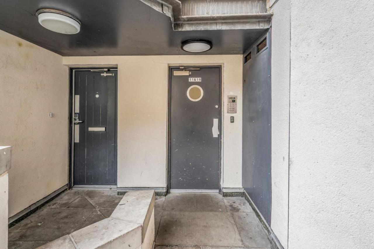 Apartment Heart Of Edinburgh's Old Town - Modern 2 Bedroom & Lift - Old Fishmarket Close.