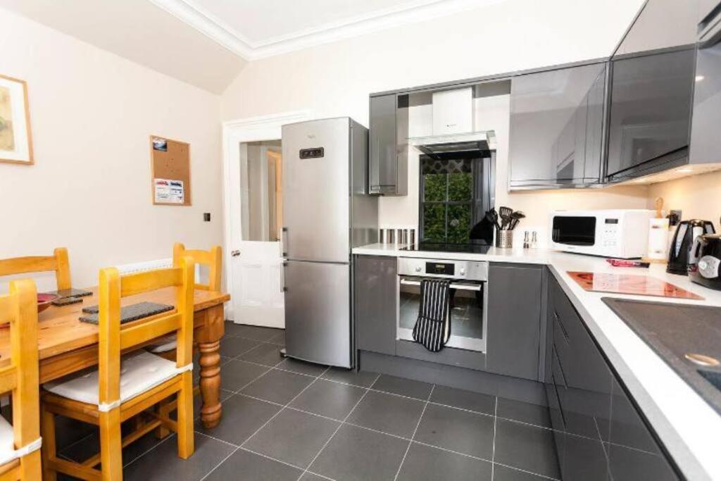Apartment Entire, & Fully- Equipped Flat, West End Edinburgh