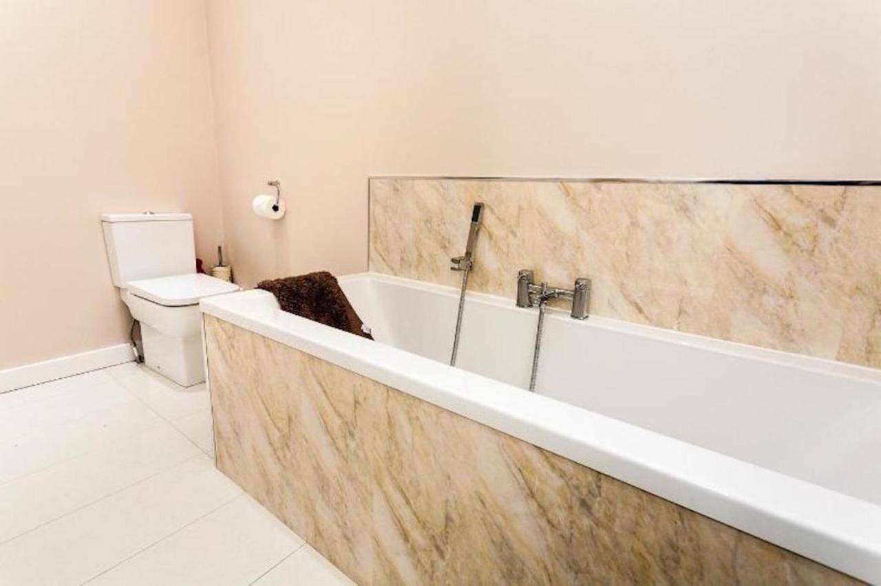 Entire, & Fully- Equipped Flat, West End Apartment *