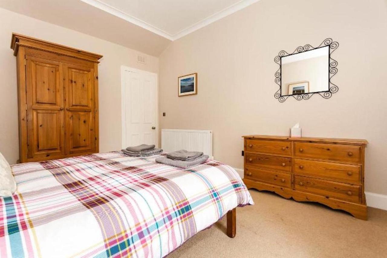 Entire, & Fully- Equipped Flat, West End Apartment EDI