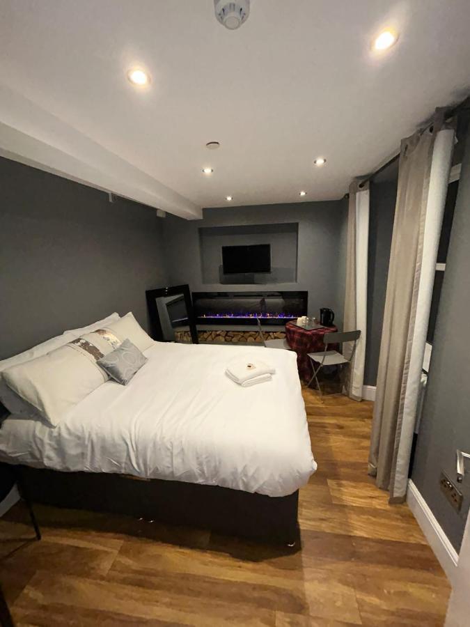 Cosy Double Bed With Fire Place Homestay