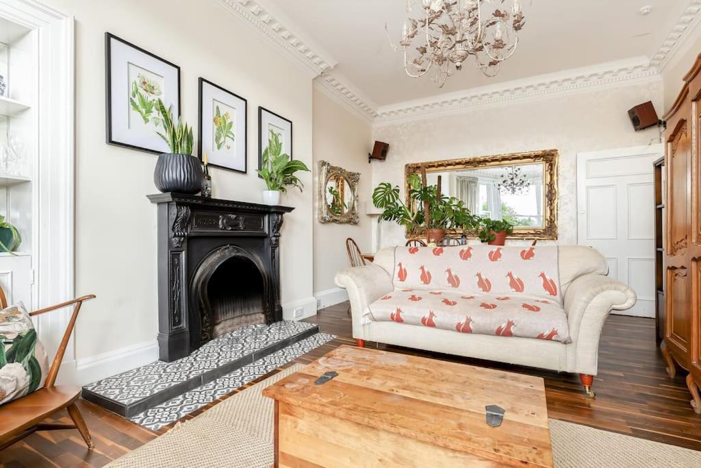 Stylish Victorian Apartment's Close To The Botanical Gardens, Free Parking!