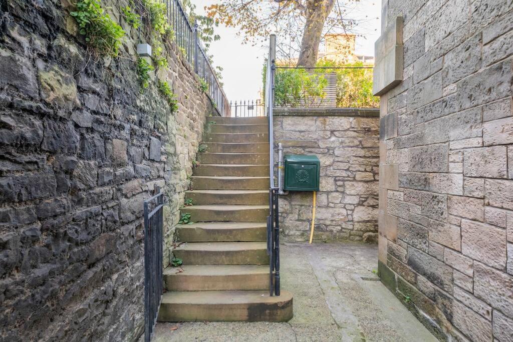 Immaculate 3 Bed With Private Entrance In Inverleith Edinburgh