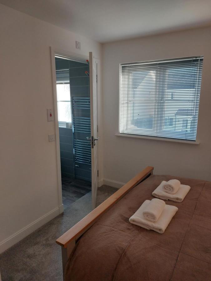 Beautiful 4-bedroom House With Private Garden & Parking Holiday home *