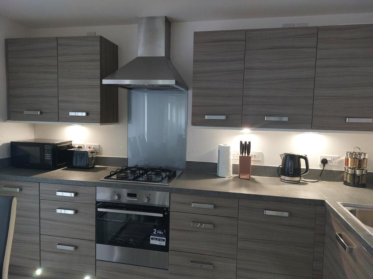 Beautiful 4-bedroom House With Private Garden & Parking Holiday home *