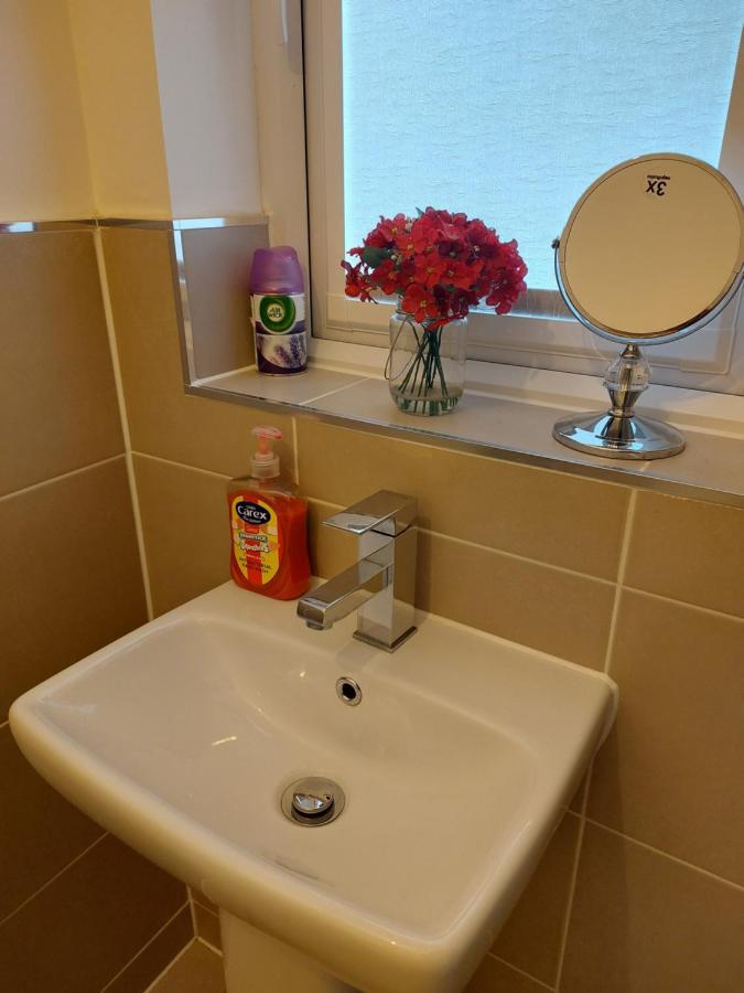 Beautiful 4-bedroom House With Private Garden & Parking Holiday home *