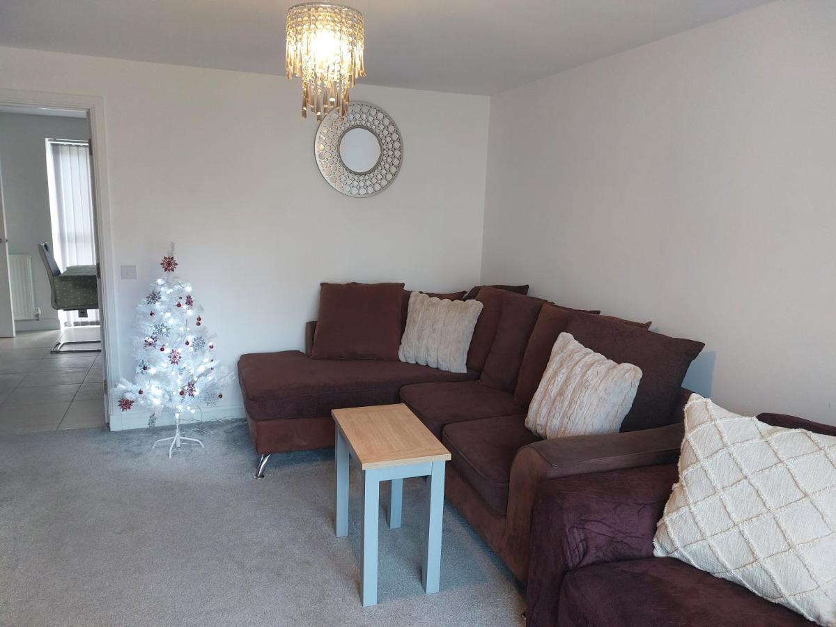 Beautiful 4-bedroom House With Private Garden & Parking Holiday home *