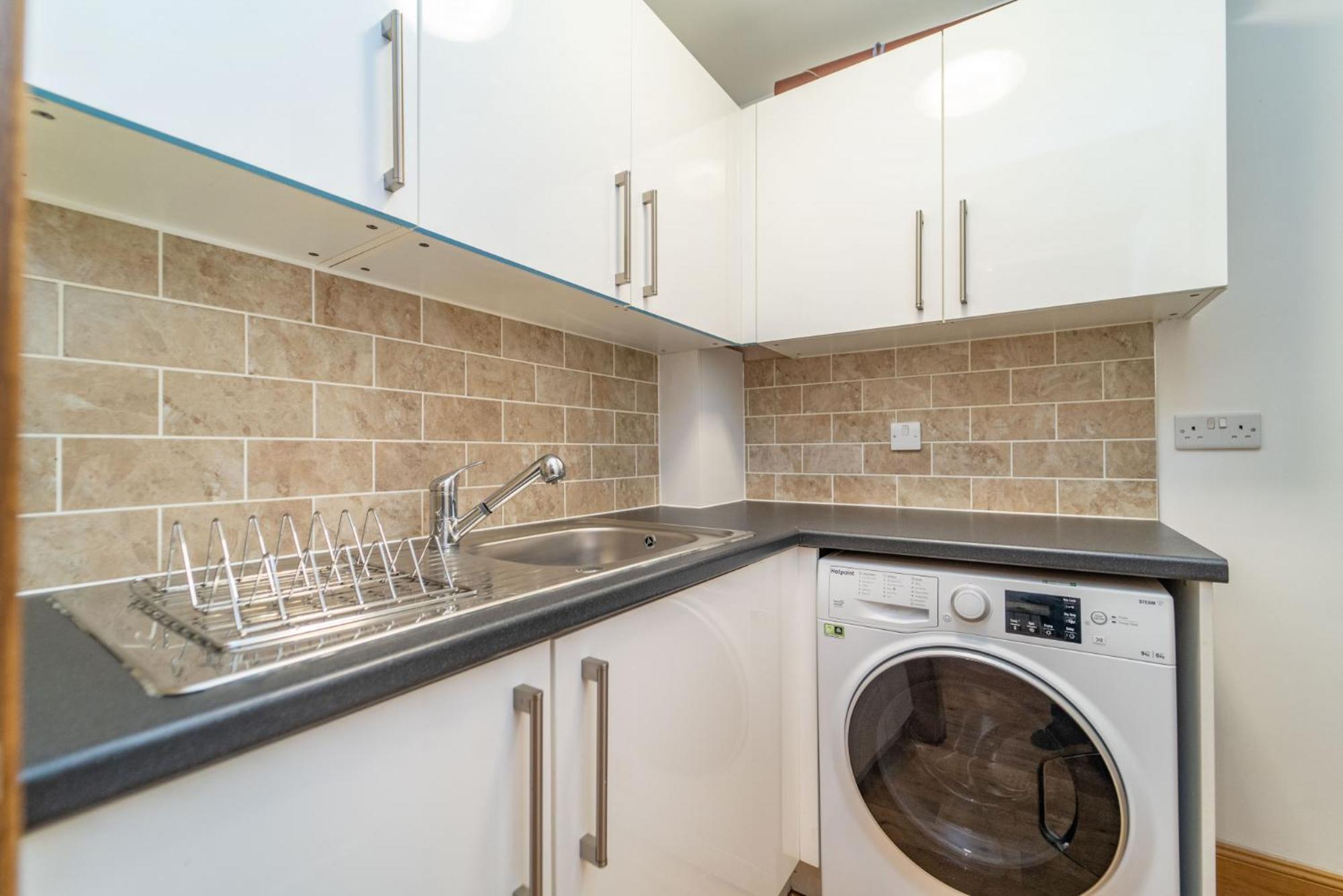 Apartment Spacious 3 Bed Townhouse With Parking *