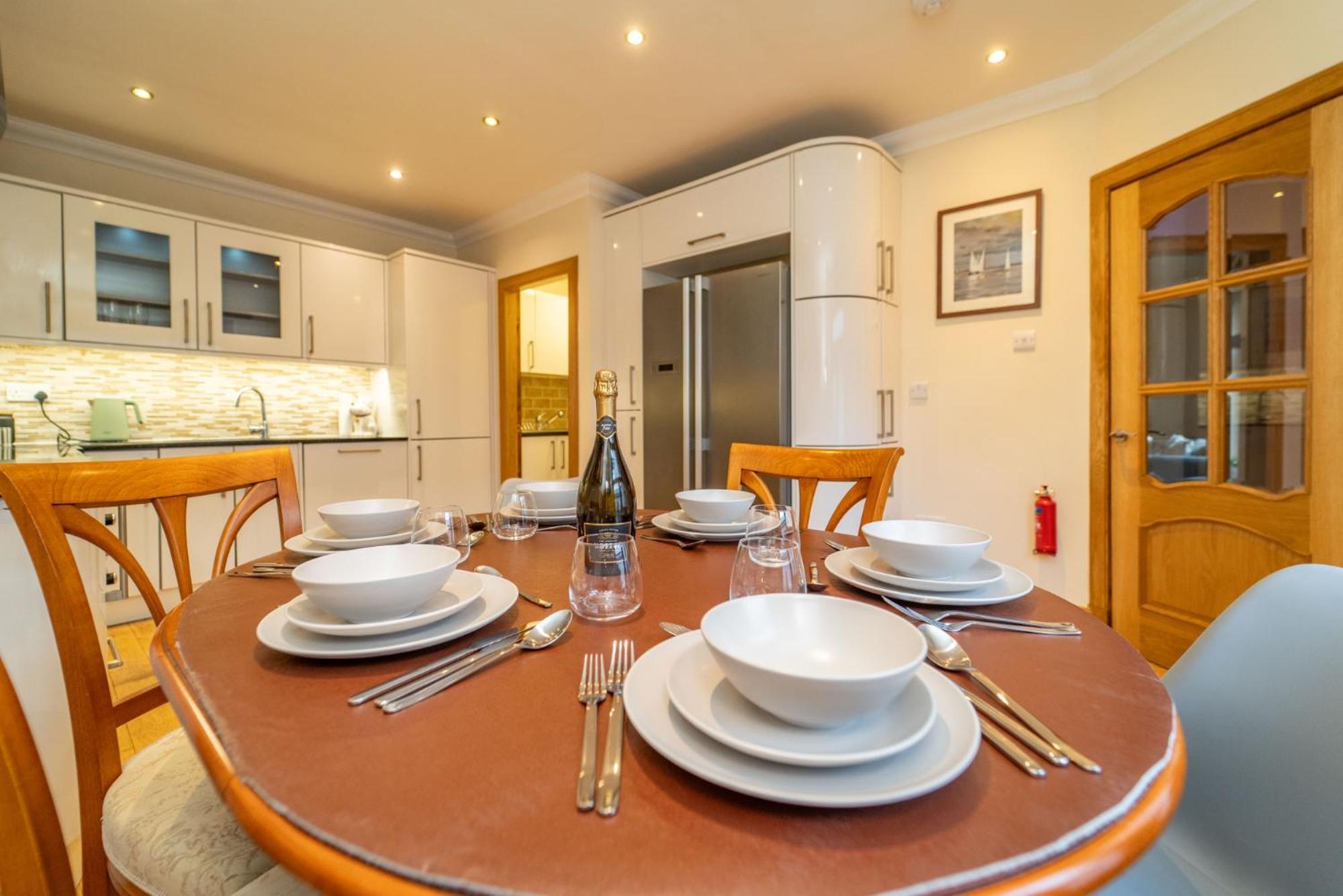 Apartment Spacious 3 Bed Townhouse With Parking EDI