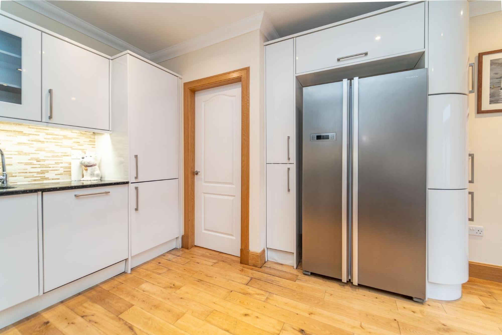 Spacious 3 Bed Townhouse With Parking Apartment