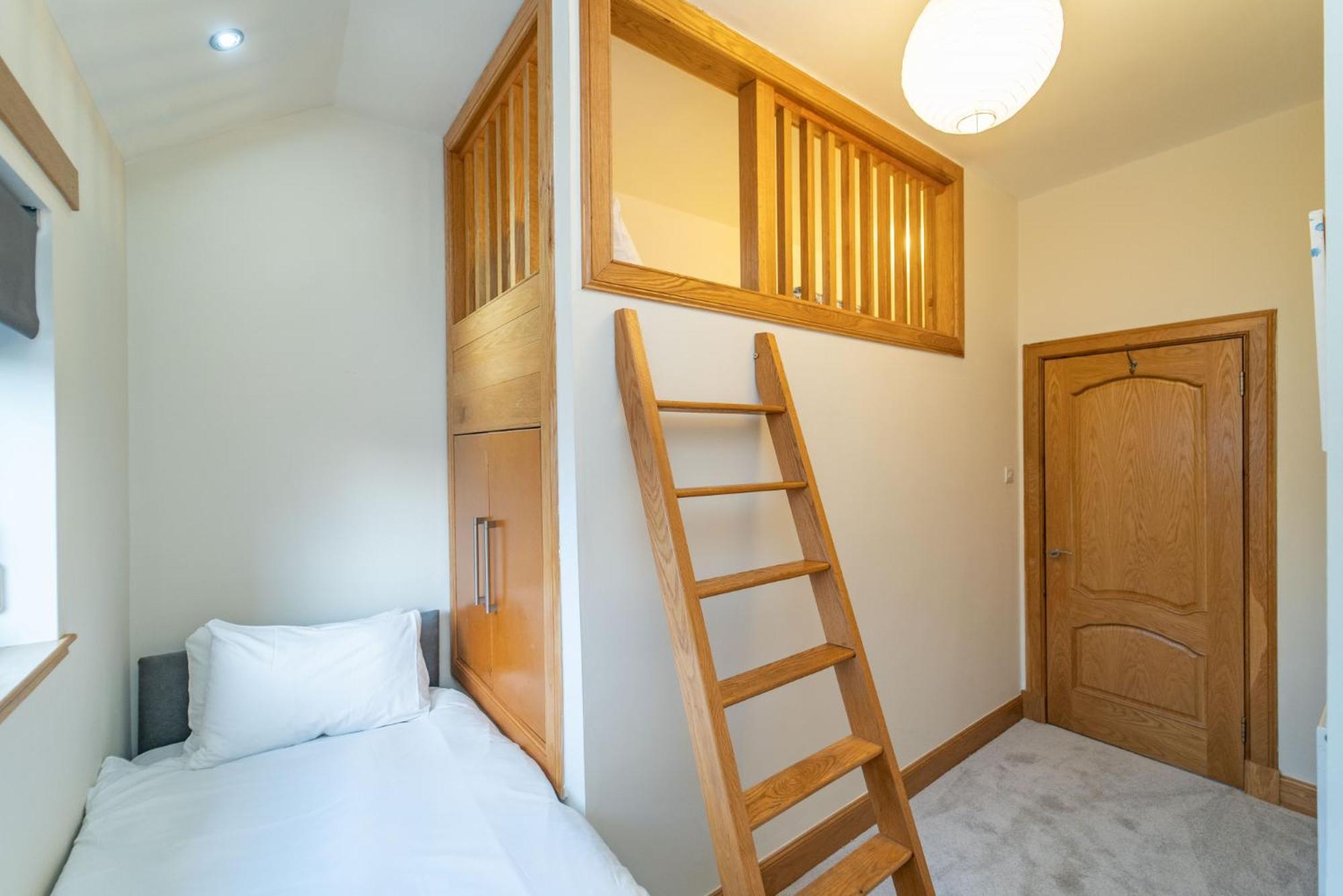 Spacious 3 Bed Townhouse With Parking Apartment *