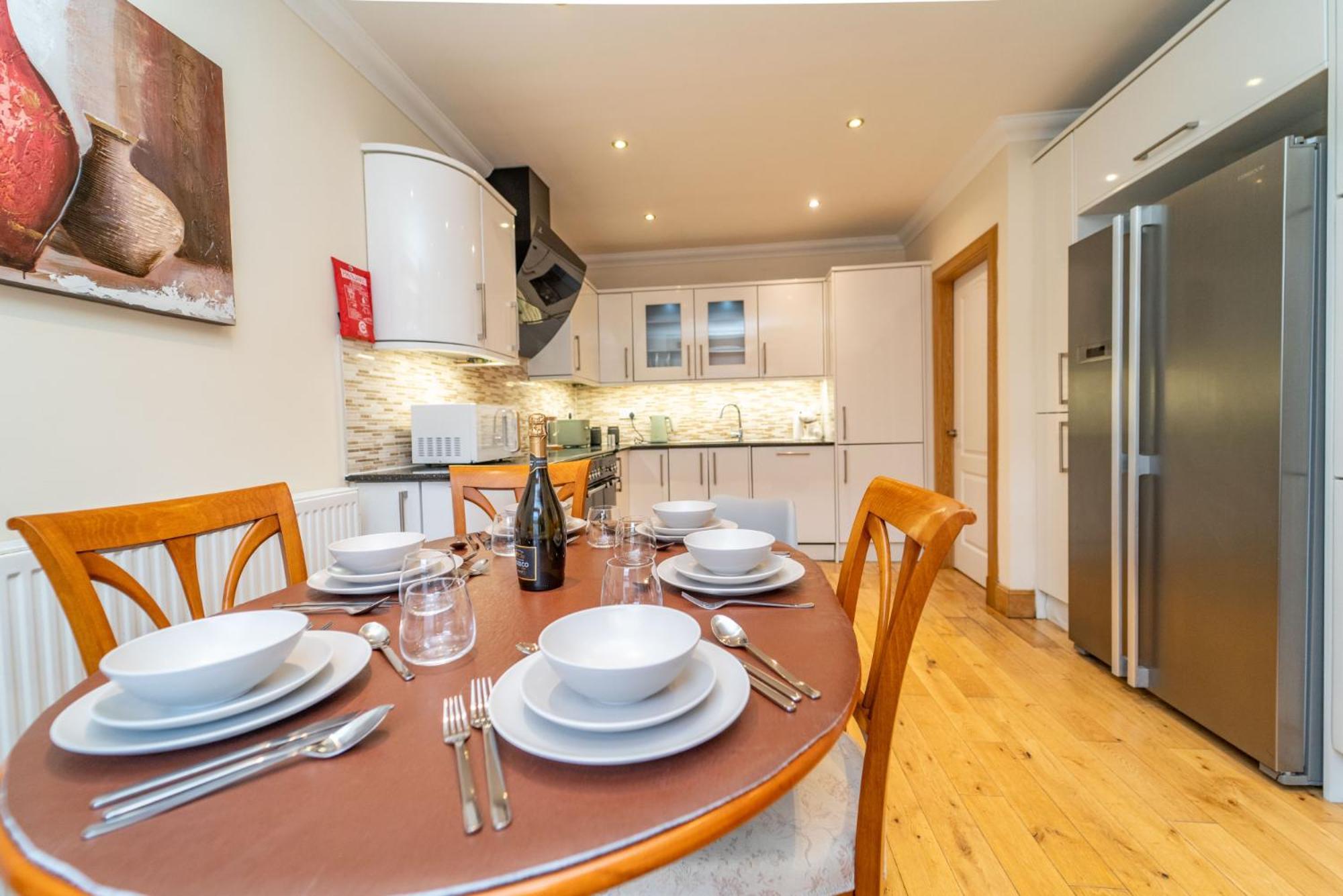 Apartment Spacious 3 Bed Townhouse With Parking