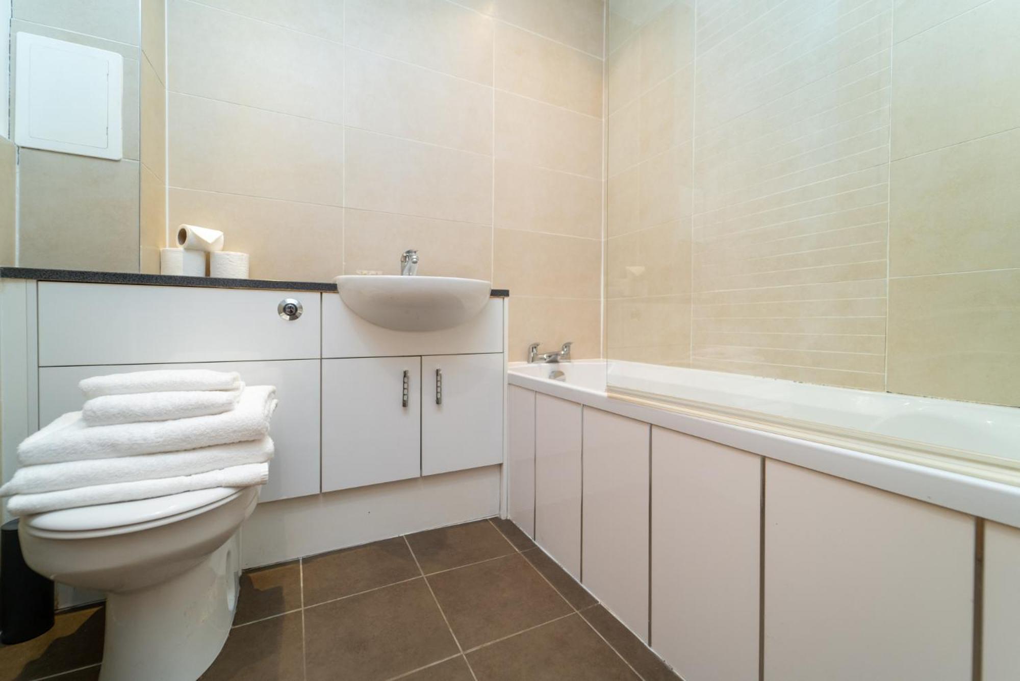 Apartment Spacious 3 Bed Townhouse With Parking