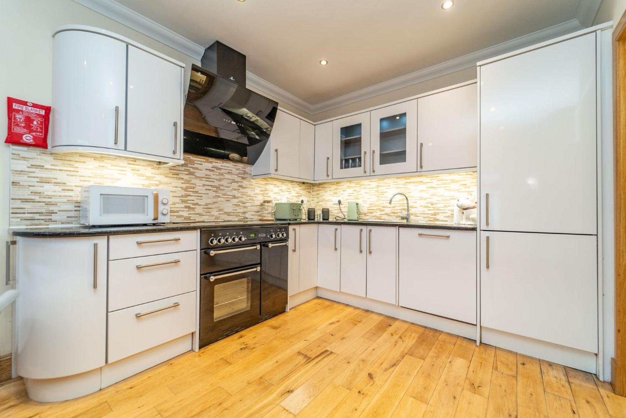 Spacious 3 Bed Townhouse With Parking *