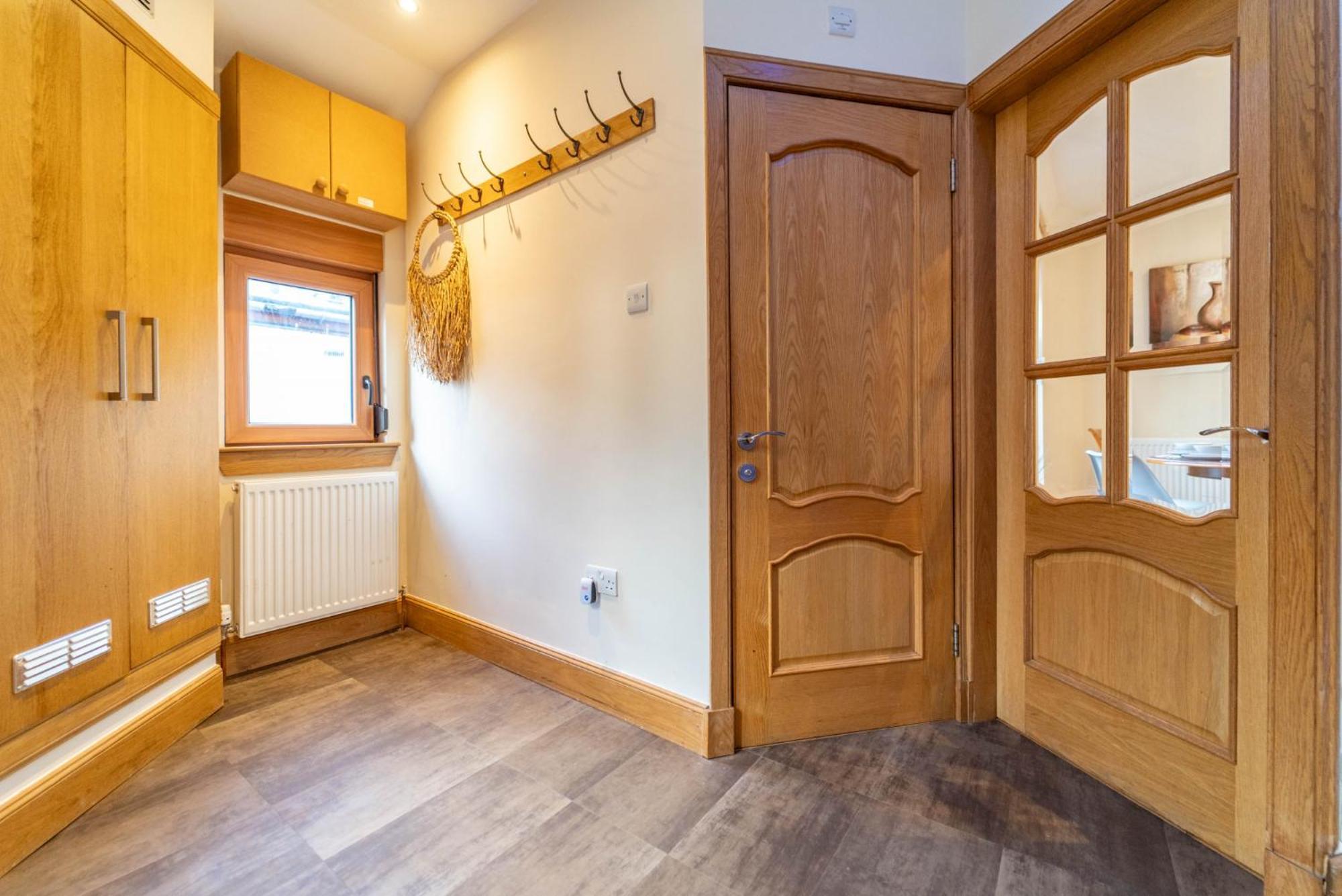 Spacious 3 Bed Townhouse With Parking