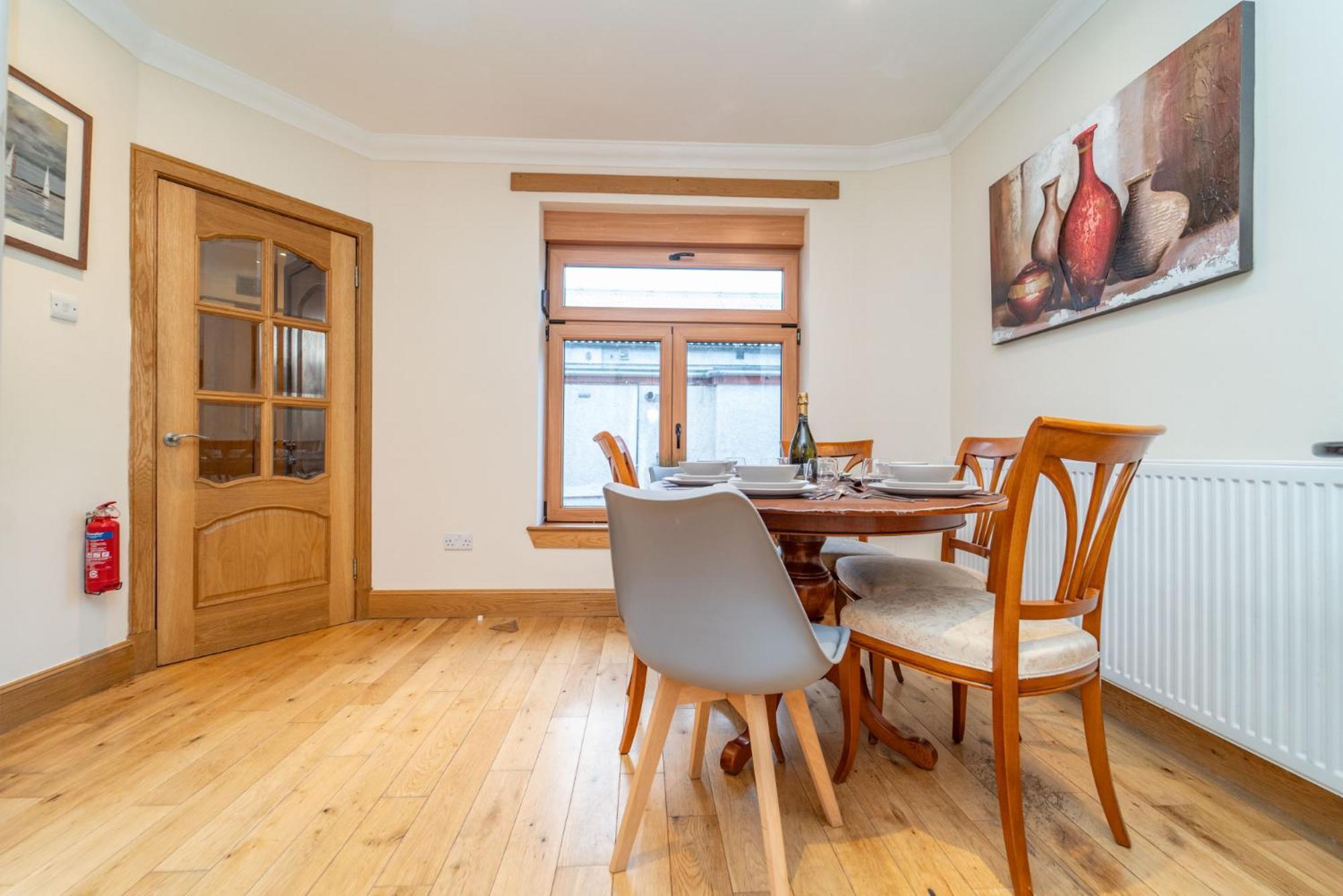 Spacious 3 Bed Townhouse With Parking Apartment *