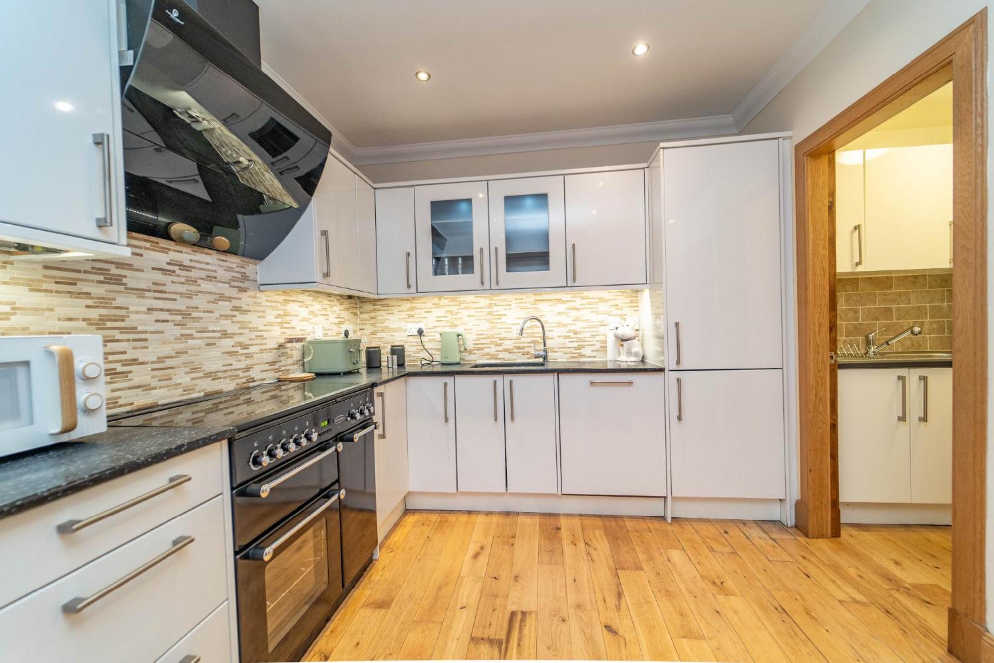 Apartment Spacious 3 Bed Townhouse With Parking *